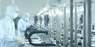 自動點膜儀生產線進行基因芯片生產。